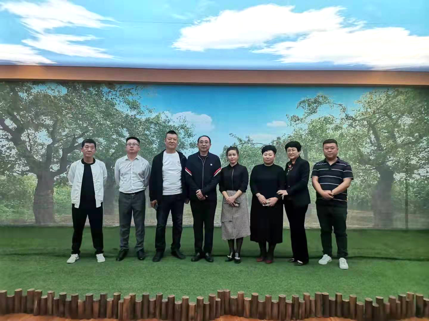 天津振興偉業(yè)財(cái)務(wù)有限公司總經(jīng)理?xiàng)钫駛ヒ恍衼?lái)百棗綱目參觀考察