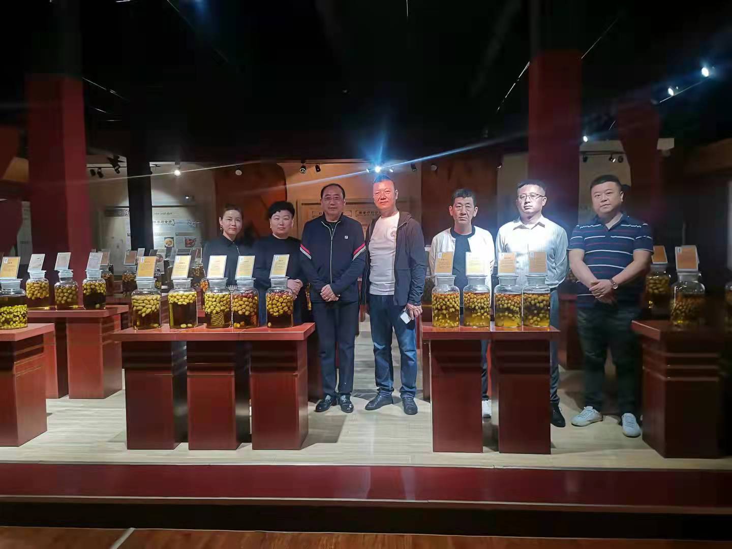 天津振興偉業(yè)財(cái)務(wù)有限公司總經(jīng)理?xiàng)钫駛ヒ恍衼?lái)百棗綱目參觀考察