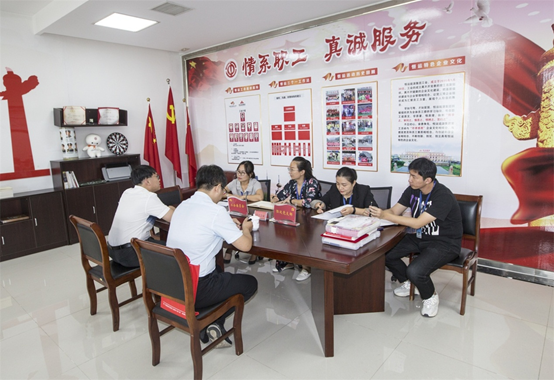 8月20日，天津經(jīng)濟(jì)技術(shù)開(kāi)發(fā)區(qū)兩新黨委四科科長(zhǎng)王云龍一行蒞臨恒運(yùn)能源集團(tuán)調(diào)研指導(dǎo)企業(yè)黨建工作。