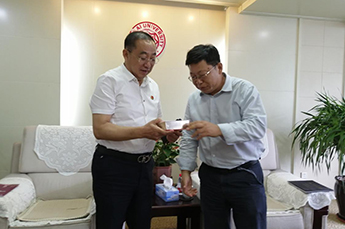 恒運(yùn)能源集團(tuán)董事局主席李長云受南開大學(xué) 常務(wù)副校長許京軍邀請參觀考察