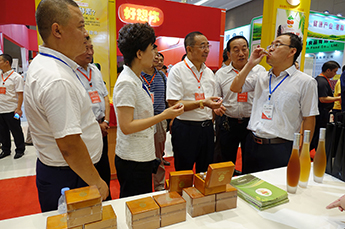 相約樂陵 棗贏未來 棗博會(huì)現(xiàn)場百棗綱目（集團(tuán)）展位客商云集