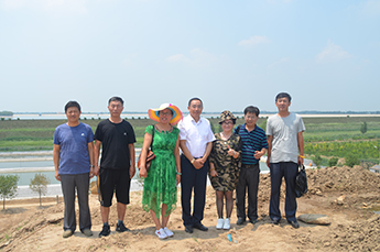 山東省淡水研究院疾病防控室秦玉廣主任、生態(tài)病理研究室 杜興華主仼蒞臨清洋湖指導(dǎo)工作