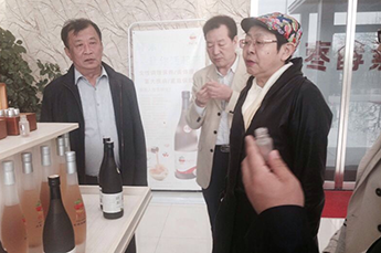 因地制宜 打造特色旅游產(chǎn)業(yè)鏈 中國當代清朝影視劇著名開山導演林鴻來百棗綱目（集團）參訪