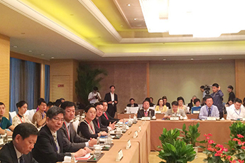 全國(guó)人大副委員長(zhǎng)、民進(jìn)中央主席嚴(yán)雋琪出席2016海峽兩岸青年企業(yè)家創(chuàng)新發(fā)展與經(jīng)濟(jì)合作圓桌會(huì)議恒運(yùn)能源集團(tuán)執(zhí)行副總裁郭艷受邀參加