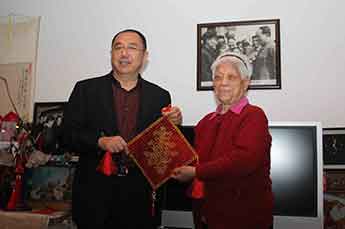 恒運能源集團(tuán)節(jié)前慰問全國特等勞動模范張士珍老人