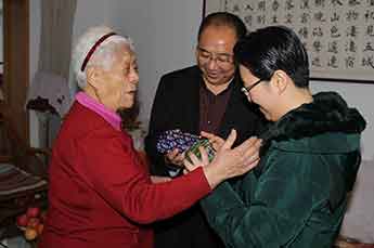 恒運能源集團(tuán)節(jié)前慰問全國特等勞動模范張士珍老人