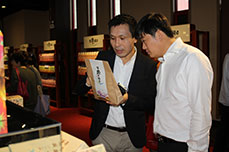 恒運能源集團(tuán)董事局主席李長云陪同參會嘉賓參觀棗博會