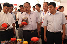 恒運能源集團(tuán)董事局主席李長云陪同參會嘉賓參觀棗博會