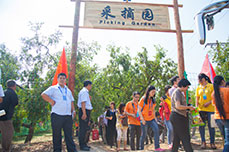 恒運能源集團(tuán)董事局主席李長云陪同參會嘉賓參觀棗博會