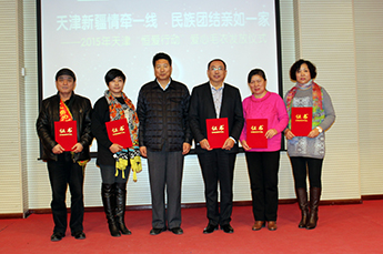 恒運(yùn)能源集團(tuán)董事局主席李長(zhǎng)云參加2015天津“恒愛(ài)行動(dòng)” 愛(ài)心毛衣發(fā)放儀式