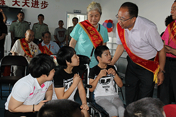關(guān)愛(ài)腦癱兒童 用愛(ài)溫暖心靈 樂(lè)陵市勞動(dòng)模范、恒運(yùn)能源集團(tuán)主席李長(zhǎng)云節(jié)前慰問(wèn)腦癱兒童
