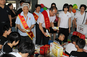 關(guān)愛(ài)腦癱兒童 用愛(ài)溫暖心靈 樂(lè)陵市勞動(dòng)模范、恒運(yùn)能源集團(tuán)主席李長(zhǎng)云節(jié)前慰問(wèn)腦癱兒童